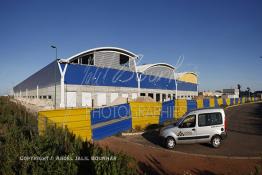 Image du Maroc Professionnelle de  Des ouvriers de STROC Industrie s'activent à la construction et la réalisation du centre de tri postal de nouaceur pour Barid Al Maghrib, Mercredi 5 Mai 2010. STROC est une société marocaine qui exerce son métier dans le domaine de l’ingénierie d’exécution pour les industries de procédé, les réalisations à son actif l’ont conduit à développer une expertise et un savoir-faire fort dans la construction ainsi que dans différents métiers afin d'offrir des solutions clé en main pour satisfaire au mieux ses clients. Parmi ces réalisations ont trouve : des unités de stockage et de traitement de produits liquides ou gazeux, installations de manutention et de traitement de produits en vrac ainsi que dans les domaines de Ingénierie Etudes, Génie Civil, Chaudronnerie, Structure Métallique, Tuyauterie, Montage, Maintenance, Bâtiments industriels, Logistiques, Tertiaires et Ouvrages d’Art. (Photo / Abdeljalil Bounhar) 